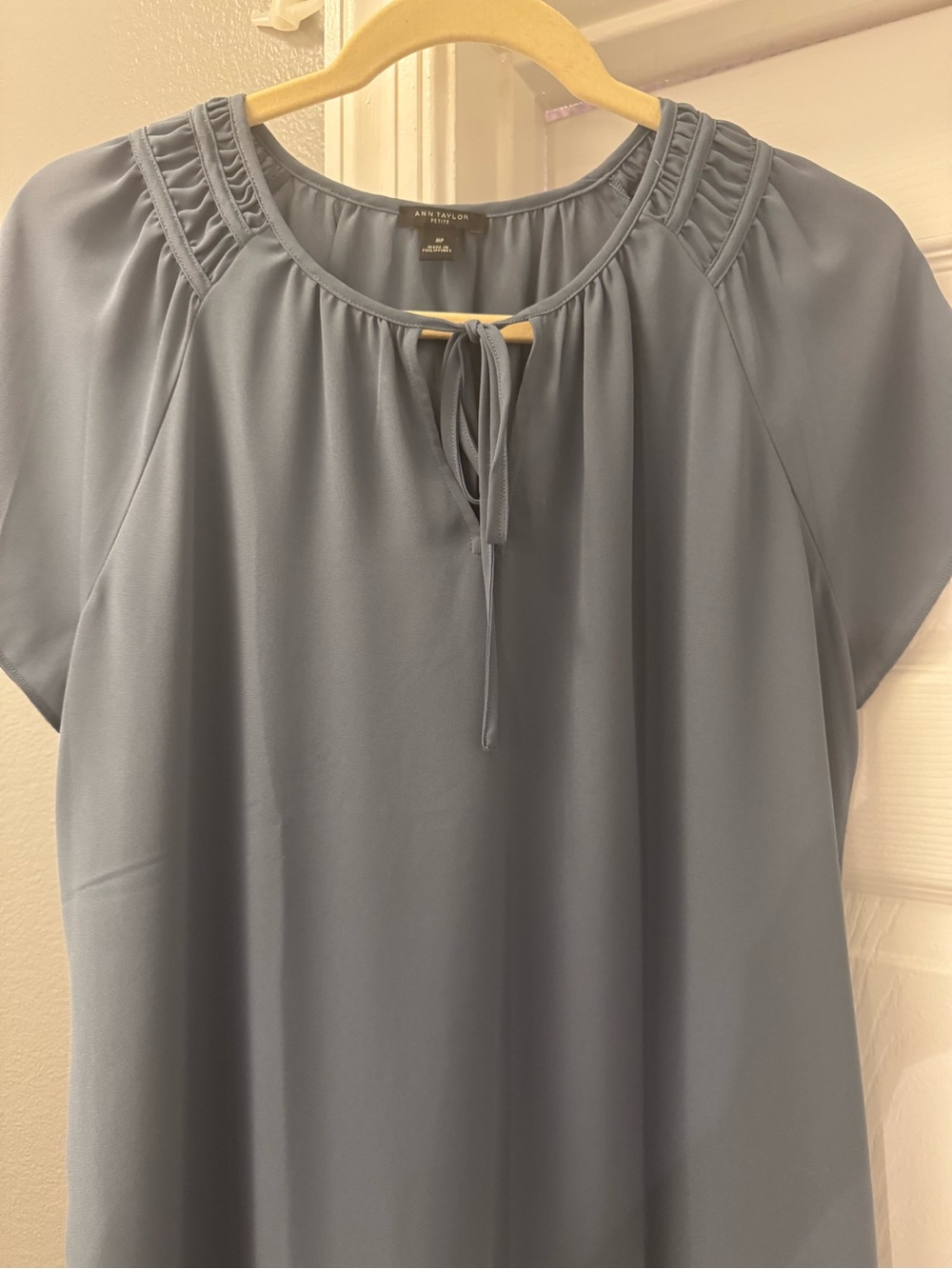 Ann Taylor Steel Blue Tie-Neck Short Sleeve Blouse Size Medium Petite